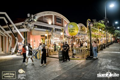 ภาพบรรยากาศคอนเสิร์ต Sarah Salola ft. DoubleBam, JIXGO ที่ Happy Fish Asiatique — photo 1