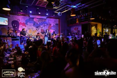 ภาพบรรยากาศคอนเสิร์ต Sarah Salola ft. DoubleBam, JIXGO ที่ Happy Fish Asiatique — photo 27