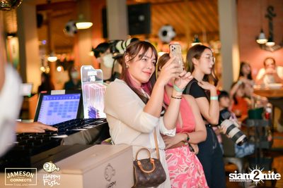 ภาพบรรยากาศคอนเสิร์ต Sarah Salola ft. DoubleBam, JIXGO ที่ Happy Fish Asiatique — photo 60