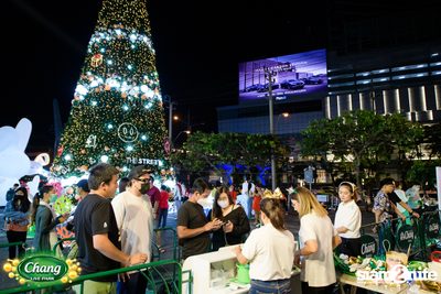 มินิคอนเสิร์ต Greasy Cafe จากงาน Chang Live Park FOOD FUN FRIENDS ที่ The Street Ratchada — photo 1