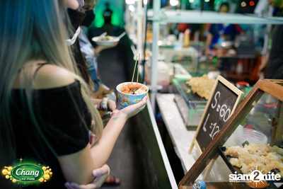 มินิคอนเสิร์ต Greasy Cafe จากงาน Chang Live Park FOOD FUN FRIENDS ที่ The Street Ratchada — photo 33