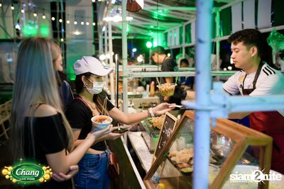 มินิคอนเสิร์ต Greasy Cafe จากงาน Chang Live Park FOOD FUN FRIENDS ที่ The Street Ratchada — photo 34