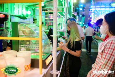 มินิคอนเสิร์ต Greasy Cafe จากงาน Chang Live Park FOOD FUN FRIENDS ที่ The Street Ratchada — photo 40