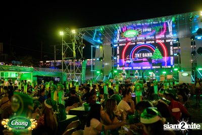 มินิคอนเสิร์ต Greasy Cafe จากงาน Chang Live Park FOOD FUN FRIENDS ที่ The Street Ratchada — photo 50