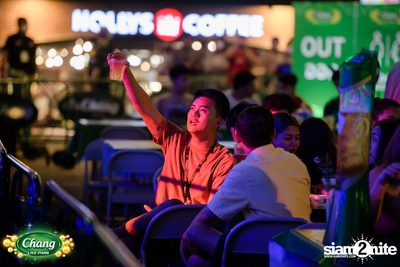 มินิคอนเสิร์ต Greasy Cafe จากงาน Chang Live Park FOOD FUN FRIENDS ที่ The Street Ratchada — photo 88