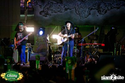 มินิคอนเสิร์ต Greasy Cafe จากงาน Chang Live Park FOOD FUN FRIENDS ที่ The Street Ratchada — photo 118