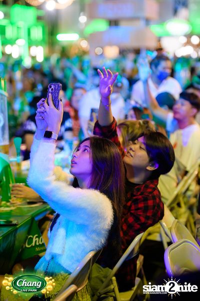 มินิคอนเสิร์ต Greasy Cafe จากงาน Chang Live Park FOOD FUN FRIENDS ที่ The Street Ratchada — photo 125