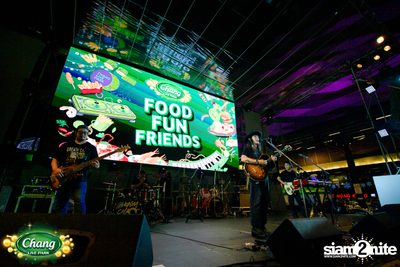 มินิคอนเสิร์ต Greasy Cafe จากงาน Chang Live Park FOOD FUN FRIENDS ที่ The Street Ratchada — photo 127
