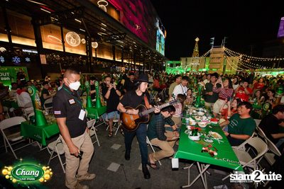 มินิคอนเสิร์ต Greasy Cafe จากงาน Chang Live Park FOOD FUN FRIENDS ที่ The Street Ratchada — photo 132