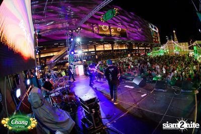 มินิคอนเสิร์ต Greasy Cafe จากงาน Chang Live Park FOOD FUN FRIENDS ที่ The Street Ratchada — photo 138