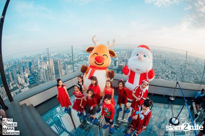 Christmas in the cloud Present Carols singing and Santa walk at King Power Mahanakhon — photo 1