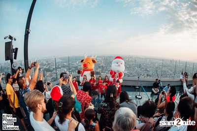Christmas in the cloud Present Carols singing and Santa walk at King Power Mahanakhon — photo 2