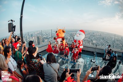 Christmas in the cloud Present Carols singing and Santa walk at King Power Mahanakhon — photo 3