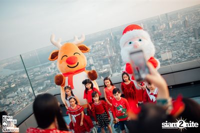 Christmas in the cloud Present Carols singing and Santa walk at King Power Mahanakhon — photo 4