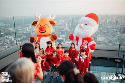 Christmas in the cloud Present Carols singing and Santa walk at King Power Mahanakhon — photo 5