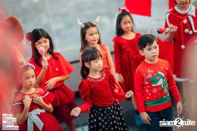Christmas in the cloud Present Carols singing and Santa walk at King Power Mahanakhon — photo 6