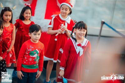 Christmas in the cloud Present Carols singing and Santa walk at King Power Mahanakhon — photo 7
