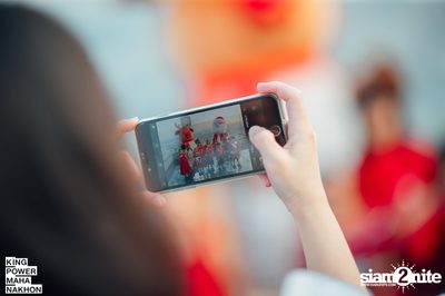 Christmas in the cloud Present Carols singing and Santa walk at King Power Mahanakhon — photo 8