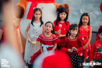 Christmas in the cloud Present Carols singing and Santa walk at King Power Mahanakhon — photo 9
