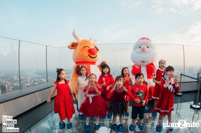 Christmas in the cloud Present Carols singing and Santa walk at King Power Mahanakhon — photo 10