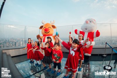 Christmas in the cloud Present Carols singing and Santa walk at King Power Mahanakhon — photo 11