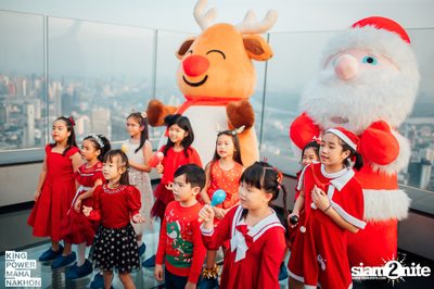 Christmas in the cloud Present Carols singing and Santa walk at King Power Mahanakhon — photo 12