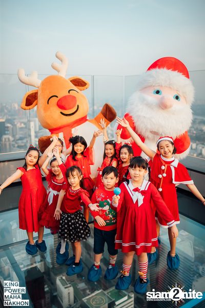 Christmas in the cloud Present Carols singing and Santa walk at King Power Mahanakhon — photo 13