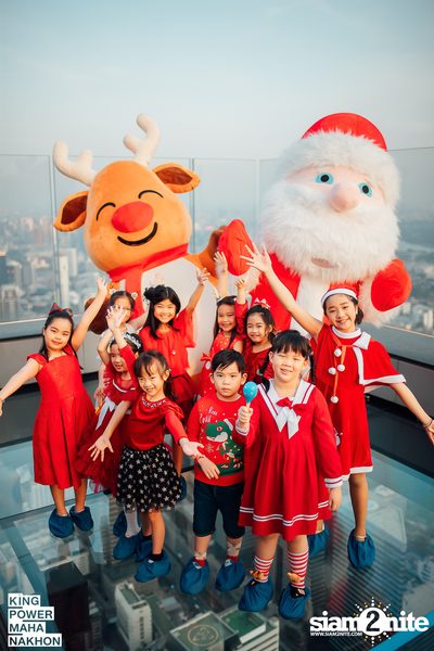Christmas in the cloud Present Carols singing and Santa walk at King Power Mahanakhon — photo 14