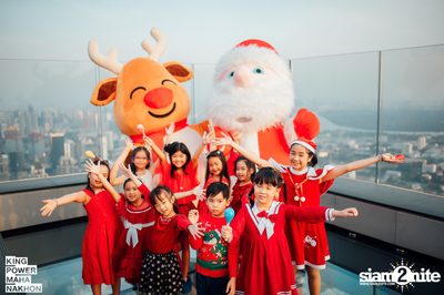 Christmas in the cloud Present Carols singing and Santa walk at King Power Mahanakhon — photo 15