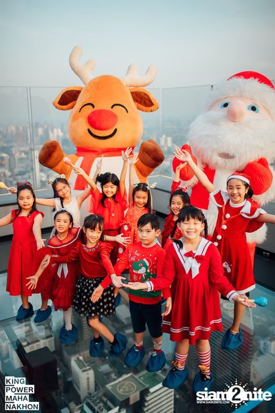 Christmas in the cloud Present Carols singing and Santa walk at King Power Mahanakhon — photo 16