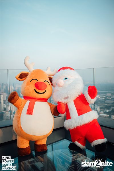 Christmas in the cloud Present Carols singing and Santa walk at King Power Mahanakhon — photo 17