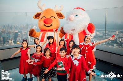 Christmas in the cloud Present Carols singing and Santa walk at King Power Mahanakhon — photo 18