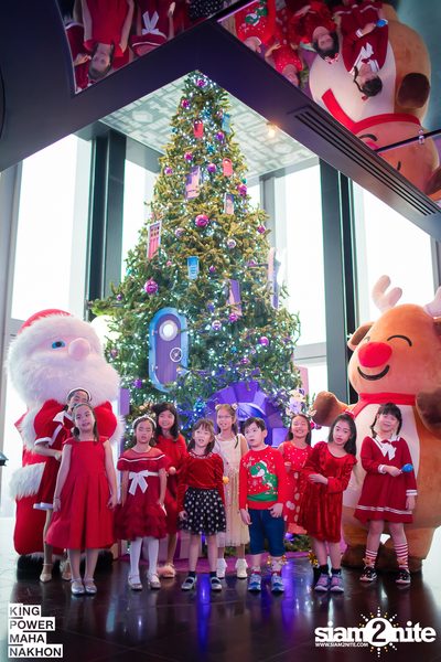 Christmas in the cloud Present Carols singing and Santa walk at King Power Mahanakhon — photo 19