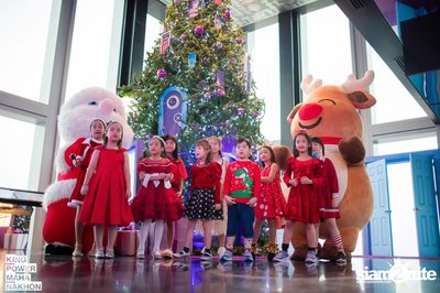 Christmas in the cloud Present Carols singing and Santa walk at King Power Mahanakhon — photo 20