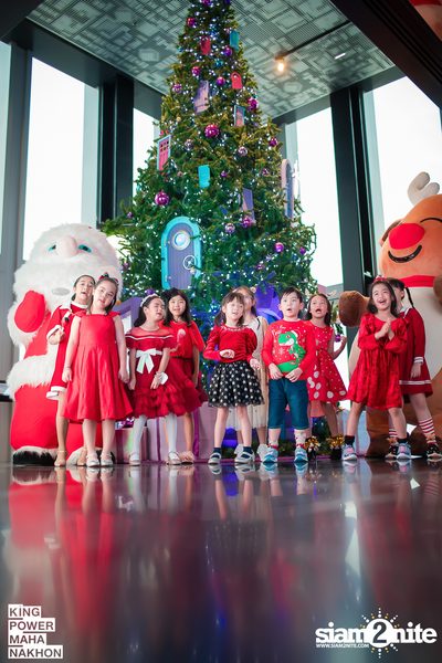 Christmas in the cloud Present Carols singing and Santa walk at King Power Mahanakhon — photo 21