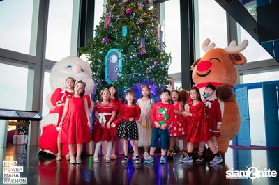 Christmas in the cloud Present Carols singing and Santa walk at King Power Mahanakhon — photo 22