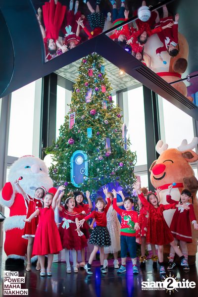 Christmas in the cloud Present Carols singing and Santa walk at King Power Mahanakhon — photo 23
