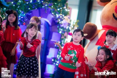 Christmas in the cloud Present Carols singing and Santa walk at King Power Mahanakhon — photo 25