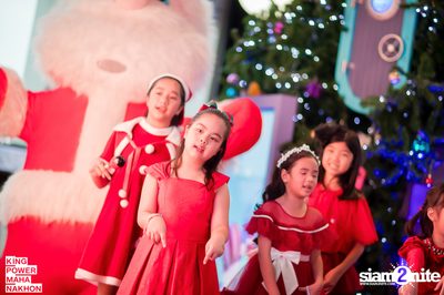 Christmas in the cloud Present Carols singing and Santa walk at King Power Mahanakhon — photo 26