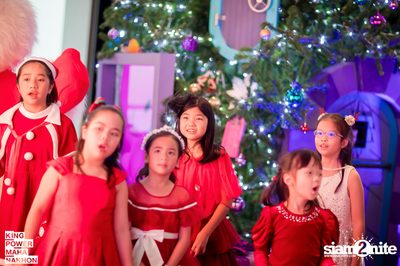 Christmas in the cloud Present Carols singing and Santa walk at King Power Mahanakhon — photo 27
