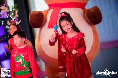Christmas in the cloud Present Carols singing and Santa walk at King Power Mahanakhon — photo 28