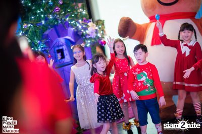 Christmas in the cloud Present Carols singing and Santa walk at King Power Mahanakhon — photo 30