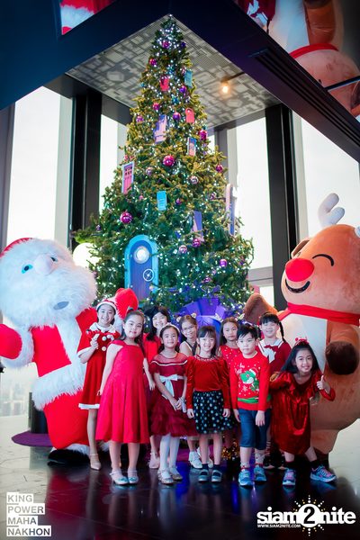 Christmas in the cloud Present Carols singing and Santa walk at King Power Mahanakhon — photo 31