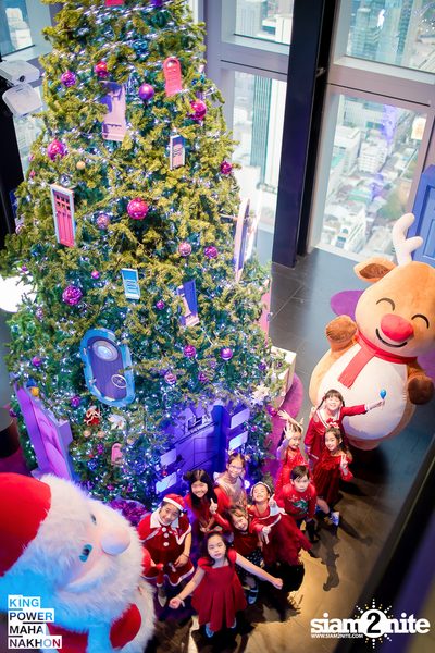 Christmas in the cloud Present Carols singing and Santa walk at King Power Mahanakhon — photo 32