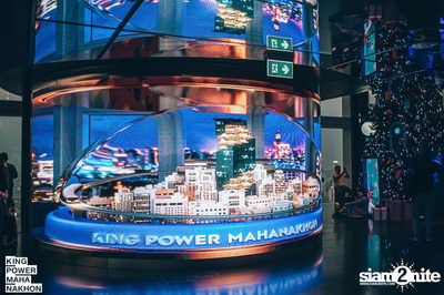 Christmas in the cloud Present Carols singing and Santa walk at King Power Mahanakhon — photo 35