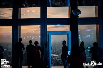 Christmas in the cloud Present Carols singing and Santa walk at King Power Mahanakhon — photo 39