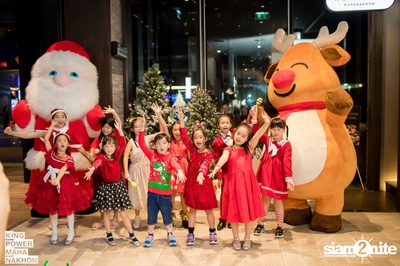 Christmas in the cloud Present Carols singing and Santa walk at King Power Mahanakhon — photo 41