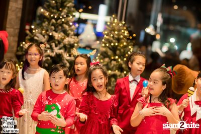 Christmas in the cloud Present Carols singing and Santa walk at King Power Mahanakhon — photo 42