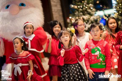 Christmas in the cloud Present Carols singing and Santa walk at King Power Mahanakhon — photo 44