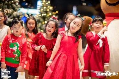 Christmas in the cloud Present Carols singing and Santa walk at King Power Mahanakhon — photo 45